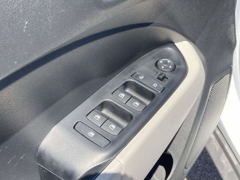 Used 2025 Hyundai Venue SEL FWD image 18