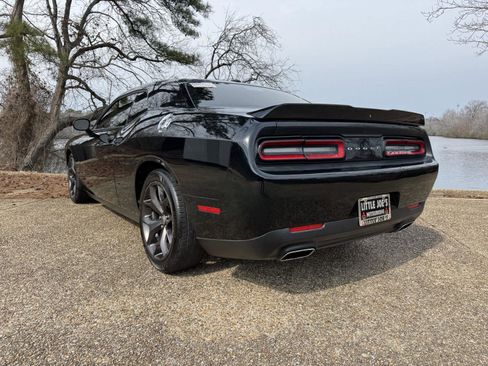 Used 2018 Dodge Challenger SXT image 8