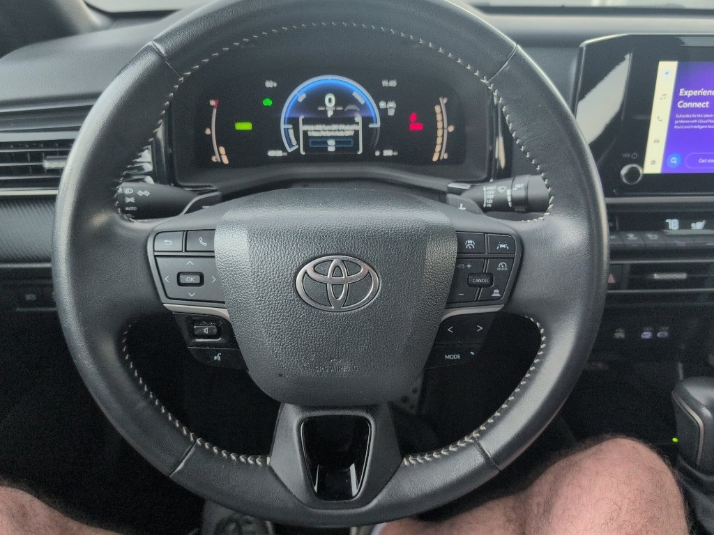 Used 2025 Toyota Camry SE FWD image 12