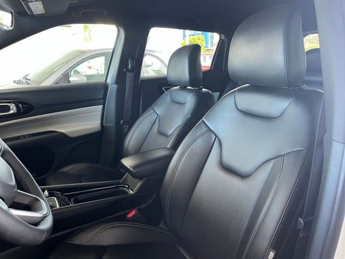 Used 2025 Jeep Compass Limited image 37