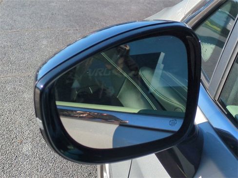 Used 2024 Chrysler Pacifica Touring-L image 10