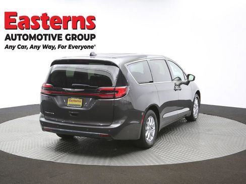 Used 2023 Chrysler Pacifica Touring-L image 39
