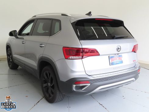 Used 2023 Volkswagen Taos SE w/ Panoramic Sunroof Package FWD image 6
