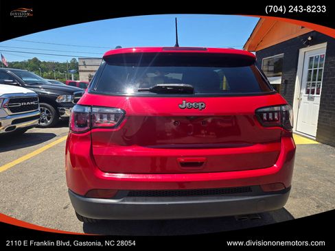 Used 2021 Jeep Compass Latitude FWD image 3