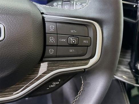 Used 2022 Jeep Wagoneer Series III w/ Premium Group I image 25