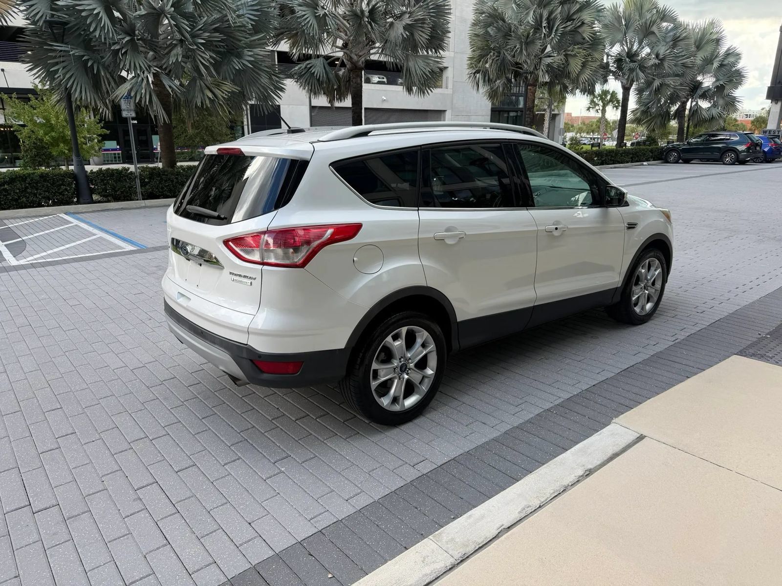 Used 2016 Ford Escape Titanium FWD image 5