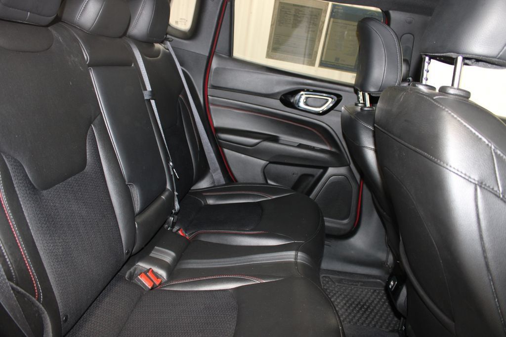 Used 2025 Jeep Compass Trailhawk AWD/4WD image 29