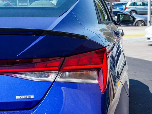 Certified 2025 Hyundai Elantra Hybrid FWD image 11