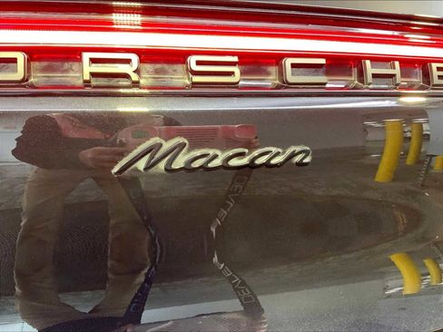 Certified 2023 Porsche Macan AWD/4WD image 35