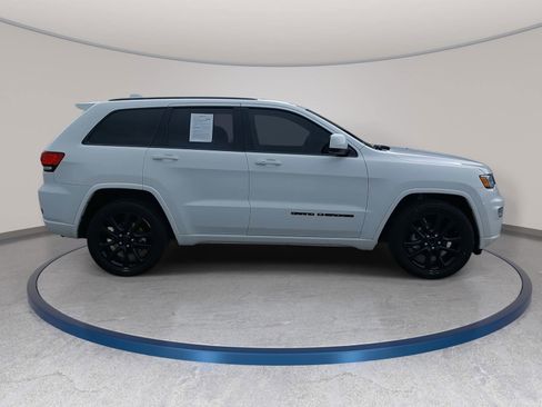 Used 2019 Jeep Grand Cherokee Altitude RWD image 4