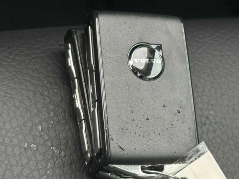 Certified 2025 Volvo V60 B5 Cross Country Plus image 32