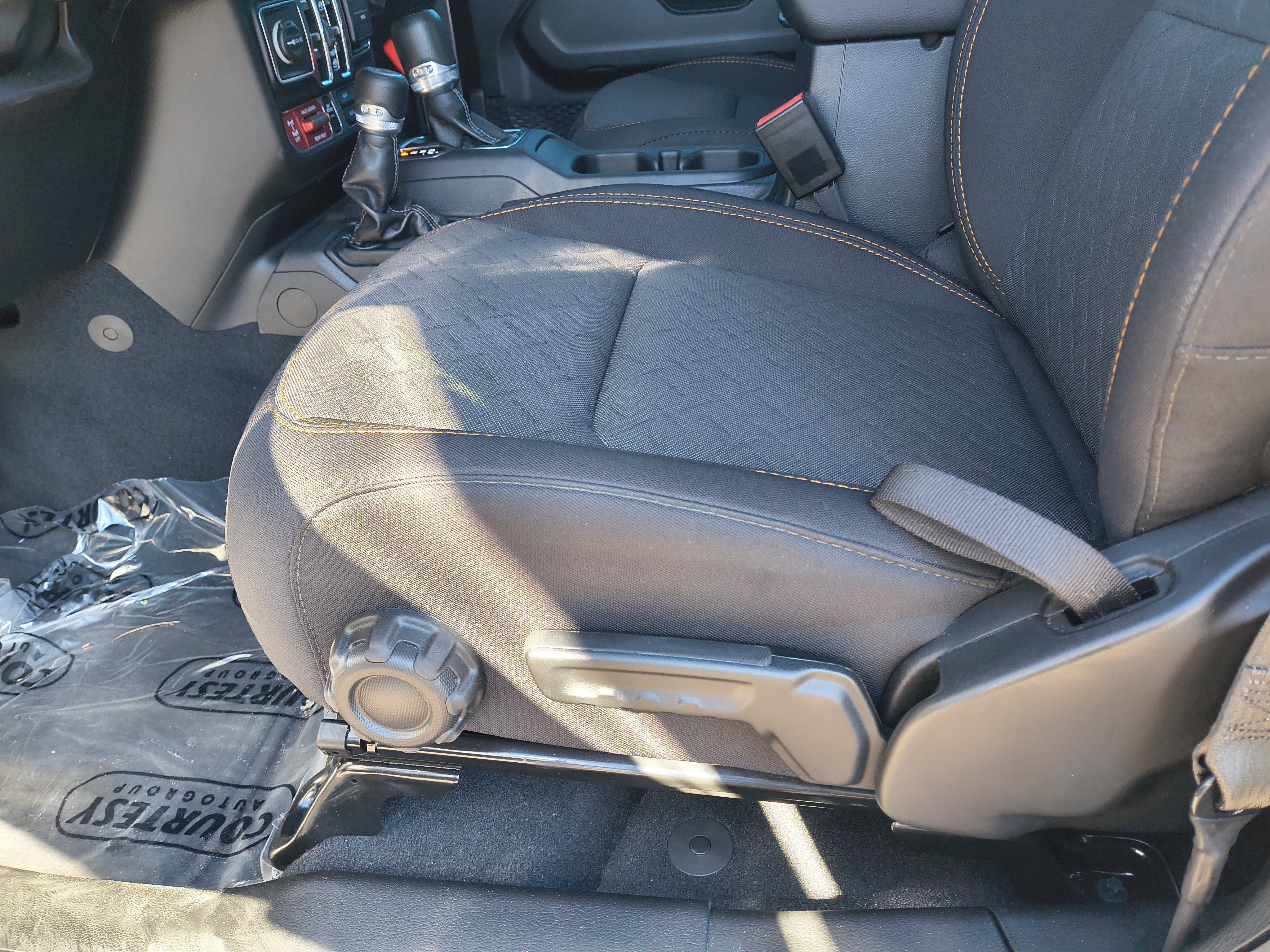 Used 2024 Jeep Gladiator Mojave AWD/4WD image 24