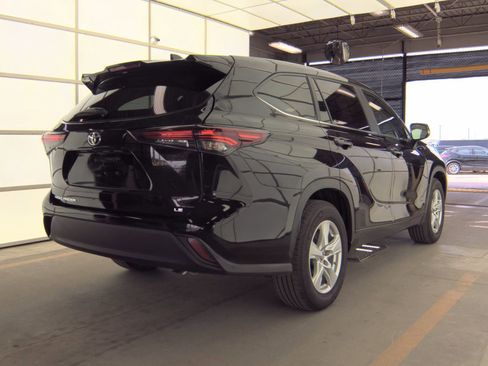 Used 2025 Toyota Highlander LE image 8