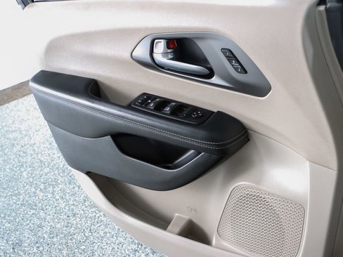 Used 2023 Chrysler Pacifica Touring-L FWD image 21