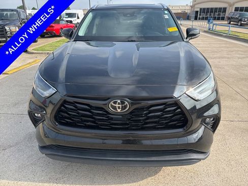 Used 2021 Toyota Highlander XLE FWD image 2