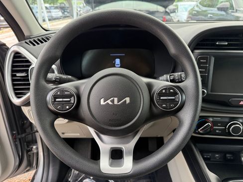 Used 2025 Kia Soul LX w/ LX Technology Package FWD image 24