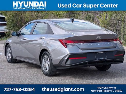 Used 2024 Hyundai Elantra SE FWD image 3