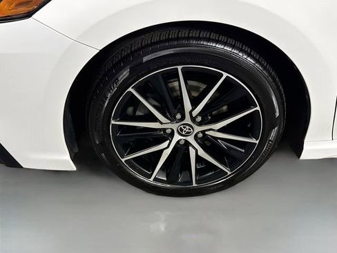 Used 2022 Toyota Camry SE w/ Cold Weather Package image 4