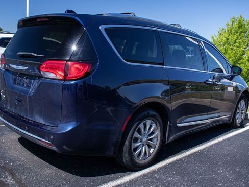 Used 2018 Chrysler Pacifica Touring-L Plus FWD image 4