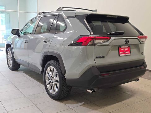 Used 2022 Toyota RAV4 XLE Premium AWD/4WD image 4