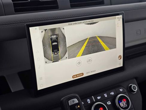 Used 2025 Land Rover Defender 110 X-Dynamic SE image 28