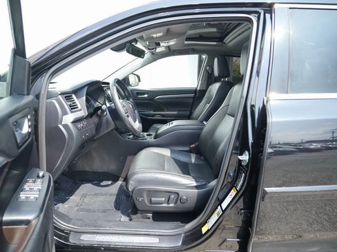 Used 2017 Toyota Highlander Limited image 18