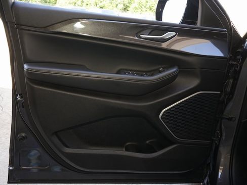 Used 2022 Jeep Grand Cherokee Altitude image 23