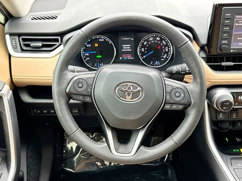 Used 2021 Toyota RAV4 XLE Premium image 23