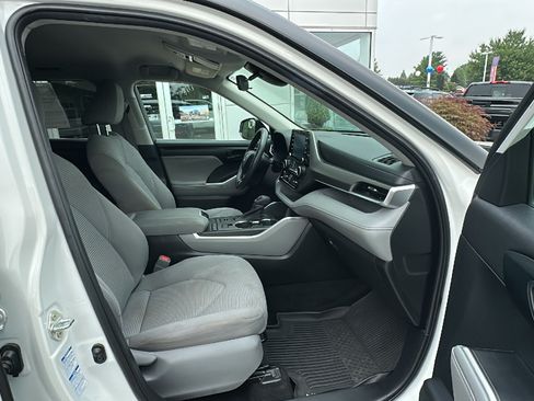 Used 2020 Toyota Highlander L AWD/4WD image 23