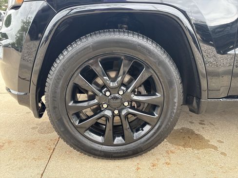 Used 2017 Jeep Grand Cherokee Altitude AWD/4WD image 4