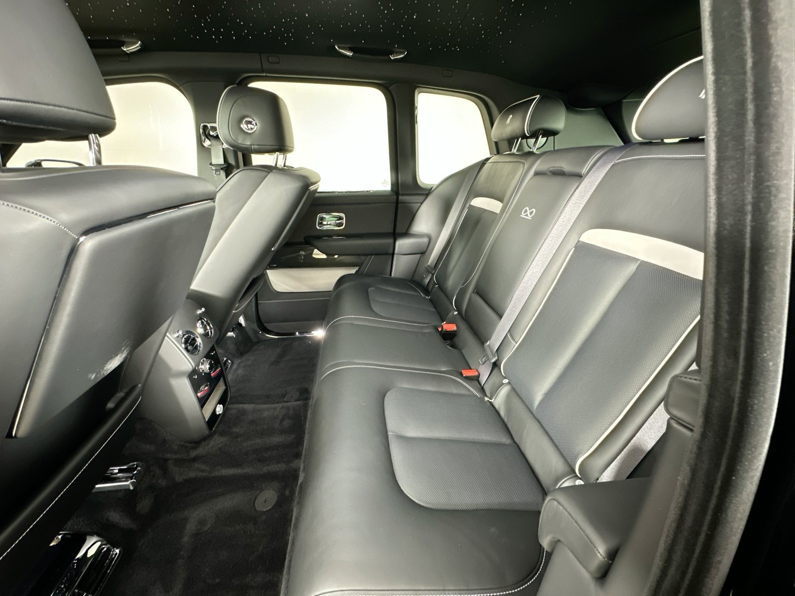 Used 2026 Rolls-Royce Cullinan Black Badge AWD/4WD image 39