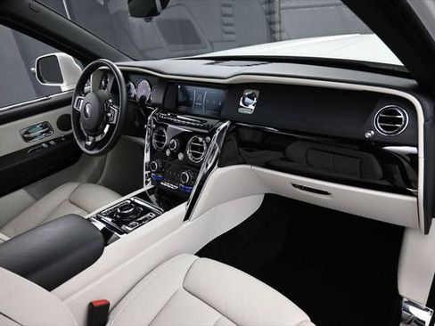 Certified 2022 Rolls-Royce Cullinan w/ Dark Exterior Package AWD/4WD image 33