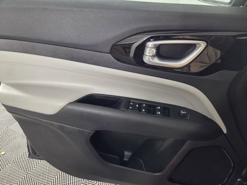 Certified 2025 Jeep Compass Limited image 22