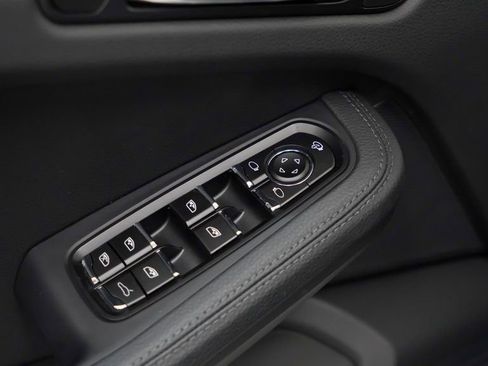 Used 2025 Porsche Macan AWD/4WD image 23