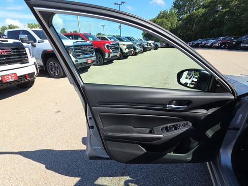 Used 2024 Nissan Altima 2.5 SV FWD image 12