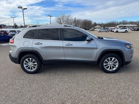Used 2019 Jeep Cherokee Latitude w/ Cold Weather Group image 2
