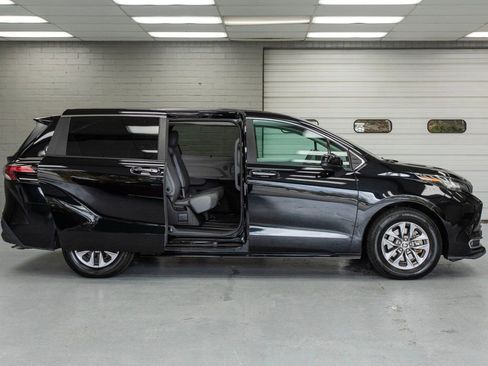 Used 2022 Toyota Sienna XLE image 6