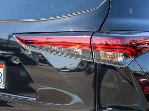 Certified 2024 Toyota Highlander XSE FWD image 30