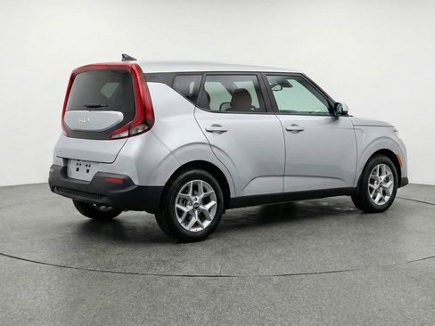 Used 2025 Kia Soul LX w/ LX Technology Package FWD image 9