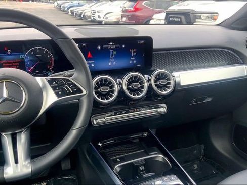 Used 2025 Mercedes-Benz GLB 250 4MATIC image 5