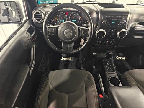Used 2016 Jeep Wrangler Unlimited Rubicon w/ Connectivity Group AWD/4WD image 4