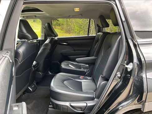 Used 2023 Toyota Highlander XLE AWD/4WD image 16