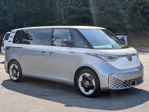 Used 2025 Volkswagen ID. Buzz Pro S Plus RWD image 12