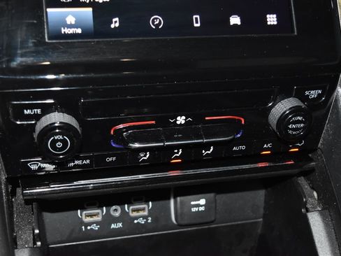 Used 2023 Jeep Grand Cherokee L Laredo image 12