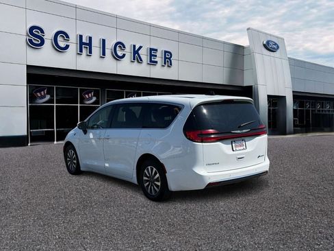 Used 2023 Chrysler Pacifica Touring-L FWD image 3