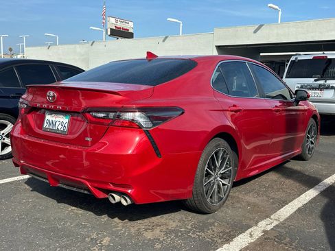 Used 2021 Toyota Camry SE FWD image 3