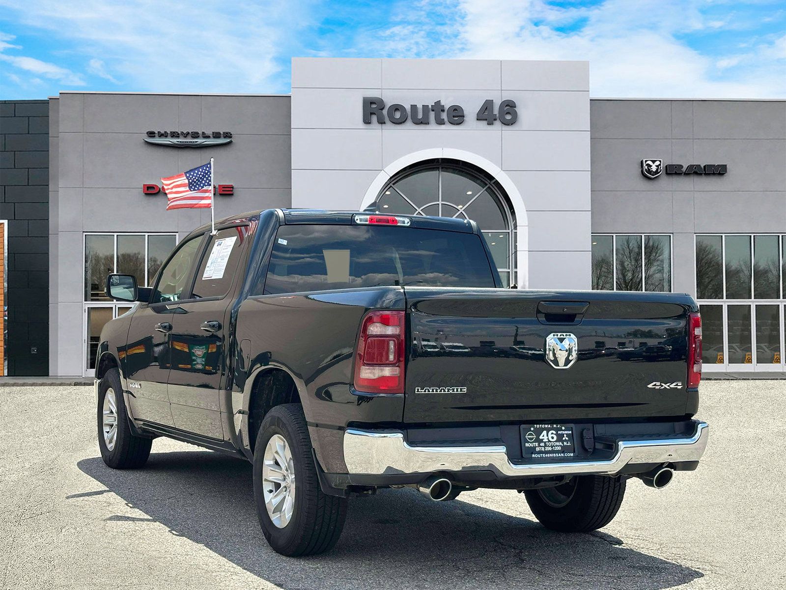 Used 2024 RAM 1500 Laramie AWD/4WD image 4
