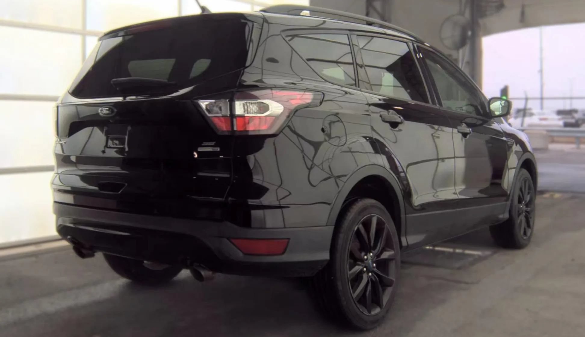 Used 2018 Ford Escape SE w/ SE Sport Appearance Package AWD/4WD image 4