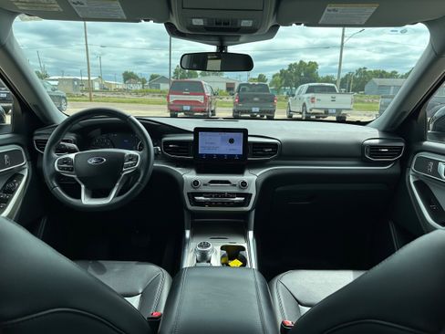 Used 2023 Ford Explorer XLT w/ Equipment Group 202A image 9