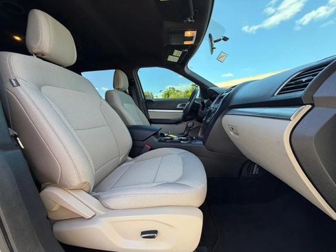 Used 2018 Ford Explorer XLT FWD image 18
